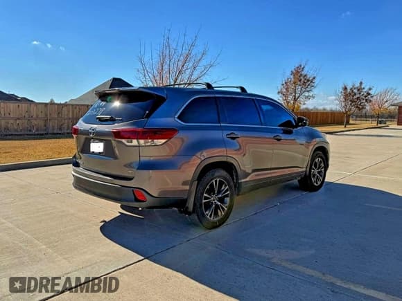 ✅ 2018 Toyota Highlander LE • VIN: 5TDBZRFH1JS868846 • Lot: 94301895. Wystawiony na Copart z przebiegiem 217 858 mil. Bezpłatny archiwum sprzedaży aukcyjnych z USA i szczegółowy raport historii pojazdu na DreamBid. Zdjęcie 4.