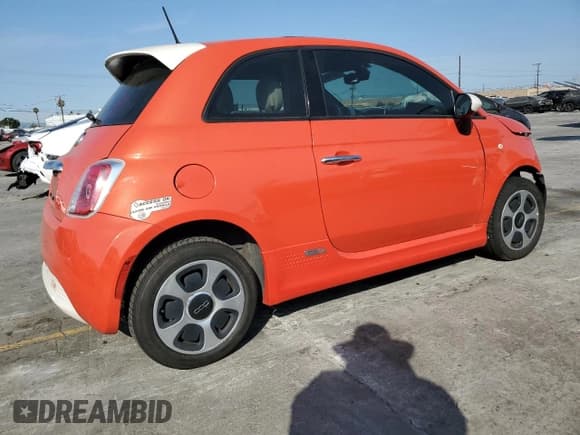 ✅ 2016 FIAT 500e • VIN: 3C3CFFGE7GT136174 • Lot: 65004645. Wystawiony na Copart z przebiegiem 49 368 mil. Bezpłatny archiwum sprzedaży aukcyjnych z USA i szczegółowy raport historii pojazdu na DreamBid. Zdjęcie 3.