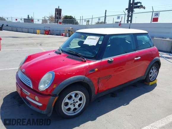 ✅ 2004 MINI Hardtop • VIN: WMWRC33484TC55840 • Lot: 42088687. Wystawiony na IAAI z przebiegiem 135 353 mil. Bezpłatny archiwum sprzedaży aukcyjnych z USA i szczegółowy raport historii pojazdu na DreamBid. Zdjęcie 2.