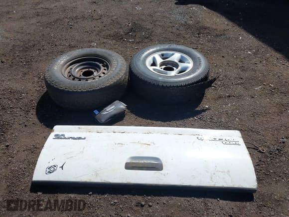 ✅ 2015 Toyota Tacoma • VIN: 5TFLU4EN0FX137548 • Лот: 43586458. Опубликован ранее на IAAI с пробегом 215 829 миль. Бесплатный доступ к архиву аукционных продаж из США и подробный отчёт об истории автомобиля на DreamBid. Изображение 12.