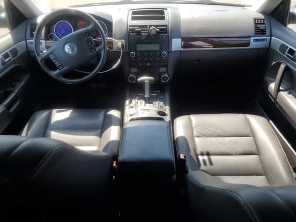 ✅ 2010 Volkswagen Touareg V6 • VIN: WVGFK7A98AD003633 • Lot: 63271165. Listed on Copart with 121,483 mi. Free auction sales archive from the USA and detailed vehicle history report at DreamBid. Image 8.