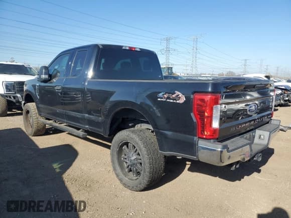 ✅ 2017 Ford F-250 XL • VIN: 1FT7X2B69HEB71903 • Lot: 92456985. Wystawiony na Copart z przebiegiem 116 295 mil. Bezpłatny archiwum sprzedaży aukcyjnych z USA i szczegółowy raport historii pojazdu na DreamBid. Zdjęcie 2.