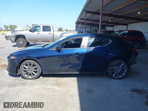 ✅ 2021 Mazda 3 Select • VIN: JM1BPBKL3M1402652 • Lot: 42208110. Listed on IAAI with 19,002 mi. Free auction sales archive from the USA and detailed vehicle history report at DreamBid. Image 15.