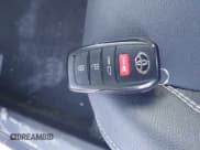 ✅ 2025 Toyota Camry SE • VIN: 4T1DAACK3SU575511 • Лот: 43449178. Опубликован ранее на IAAI с пробегом 9 721 миль. Бесплатный доступ к архиву аукционных продаж из США и подробный отчёт об истории автомобиля на DreamBid. Изображение 11.