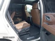 ✅ 2023 Chevrolet Tahoe High Country • VIN: 1GNSKTKL0PR214835 • Lot: 42347599. Wystawiony na IAAI z przebiegiem 53 799 mil. Bezpłatny archiwum sprzedaży aukcyjnych z USA i szczegółowy raport historii pojazdu na DreamBid. Zdjęcie 8.