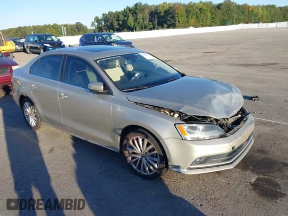 ✅ 2015 Volkswagen Jetta SE • VIN: 3VWD07AJ1FM403845 • Лот: 43398633. Опубликован ранее на IAAI с пробегом 104 620 миль. Бесплатный доступ к архиву аукционных продаж из США и подробный отчёт об истории автомобиля на DreamBid. Изображение 1.