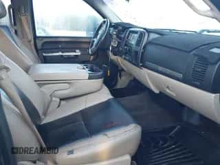 2010 Chevrolet Silverado 1500 LT z VIN 3GCRKSE39AG214336, wystawiony jako IAAI lot #43565275 z przebiegiem 246 168 mil mil oraz . Historia ofert i sprzedaży dostępna na DreamBid. Obrazek 5.