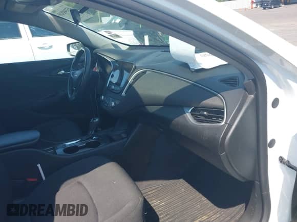 2020 Chevrolet Malibu RS z VIN 1G1ZG5STXLF157214, wystawiony jako IAAI lot #43240328 z przebiegiem 35 970 mil mil oraz . Historia ofert i sprzedaży dostępna na DreamBid. Obrazek 5.