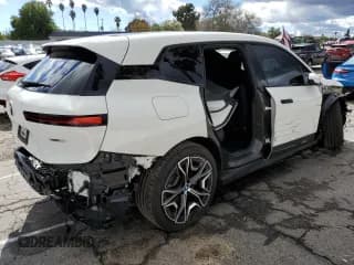 ✅ 2024 BMW iX xDrive50 • VIN: WB523CF00RCP20821 • Лот: 43643684. Опубликован ранее на Copart с пробегом Не указан. Бесплатный доступ к архиву аукционных продаж из США и подробный отчёт об истории автомобиля на DreamBid. Изображение 3.