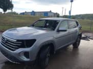 ✅ 2024 Volkswagen Atlas SE • VIN: 1V2JR2CA3RC533450 • Lot: 43099253. Wystawiony na IAAI z przebiegiem 5 499 mil. Bezpłatny archiwum sprzedaży aukcyjnych z USA i szczegółowy raport historii pojazdu na DreamBid. Zdjęcie 6.