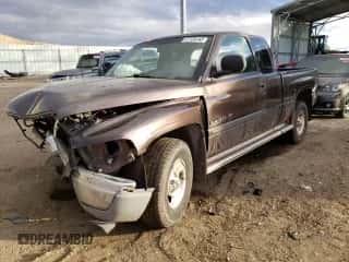 1998 Dodge 1500 z VIN 3B7HF13Z2WG201369, wystawiony jako Copart lot #37128143 z przebiegiem 187 319 mil mil oraz Szkoda całkowita • Salvage title. Historia ofert i sprzedaży dostępna na DreamBid. Obrazek 1.