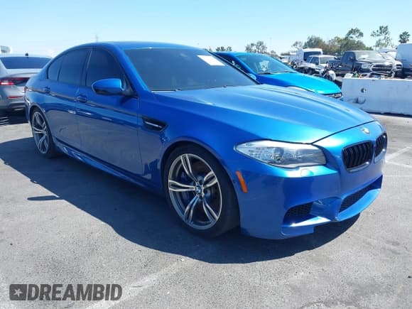 ✅ 2013 BMW M5 • VIN: WBSFV9C50DC772955 • Лот: 43172120. Опубликован ранее на IAAI с пробегом 65 093 миль. Бесплатный доступ к архиву аукционных продаж из США и подробный отчёт об истории автомобиля на DreamBid. Изображение 1.