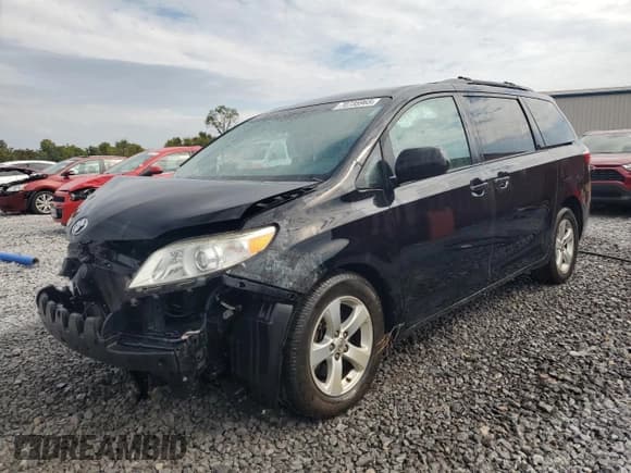 ✅ 2016 Toyota Sienna LE AAS • VIN: 5TDKK3DCXGS731552 • Лот: 70735965. Опубликован ранее на Copart с пробегом 140 410 миль. Бесплатный доступ к архиву аукционных продаж из США и подробный отчёт об истории автомобиля на DreamBid. Изображение 1.