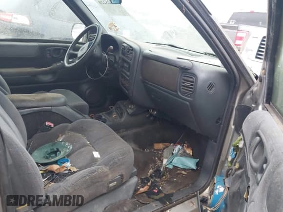 ✅ 2000 Chevrolet Blazer LT • VIN: 1GNDT13WXY2214421 • Lot: 41525220. Wystawiony na IAAI z przebiegiem Nie podano. Bezpłatny archiwum sprzedaży aukcyjnych z USA i szczegółowy raport historii pojazdu na DreamBid. Zdjęcie 5.