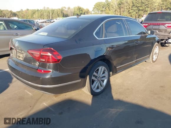 ✅ 2017 Volkswagen Passat SE • VIN: 1VWGT7A39HC018138 • Lot: 43521138. Wystawiony na IAAI z przebiegiem 184 170 mil. Bezpłatny archiwum sprzedaży aukcyjnych z USA i szczegółowy raport historii pojazdu na DreamBid. Zdjęcie 4.