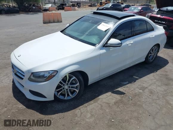 ✅ 2016 Mercedes-Benz C 300 Luxury • VIN: 55SWF4KB1GU121208 • Лот: 43013257. Опубликован ранее на IAAI с пробегом 90 645 миль. Бесплатный доступ к архиву аукционных продаж из США и подробный отчёт об истории автомобиля на DreamBid. Изображение 2.