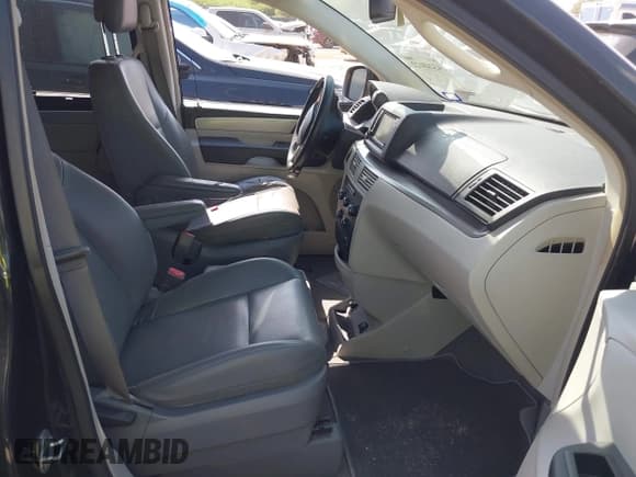 ✅ 2014 Volkswagen Routan SE • VIN: 2C4RVABG8ER134955 • Lot: 43248122. Listed on IAAI with 129,858 mi. Free auction sales archive from the USA and detailed vehicle history report at DreamBid. Image 5.