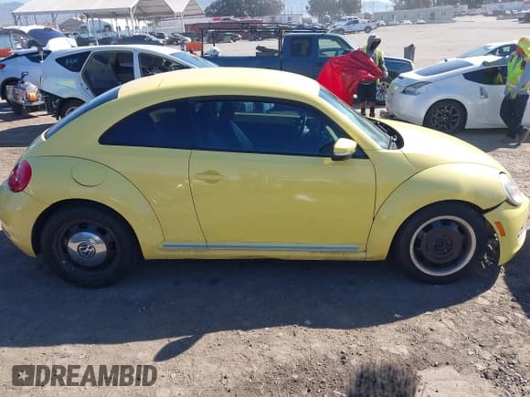 ✅ 2013 Volkswagen Beetle 2.5L • VIN: 3VWJP7AT8DM617745 • Lot: 43493323. Wystawiony na IAAI z przebiegiem 118 418 mil. Bezpłatny archiwum sprzedaży aukcyjnych z USA i szczegółowy raport historii pojazdu na DreamBid. Zdjęcie 13.