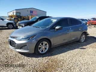 2019 Chevrolet Cruze LT z VIN 1G1BE5SMXK7136758, wystawiony jako Copart lot #82770765 z przebiegiem 132 017 mil mil oraz Szkoda całkowita • Salvage title. Historia ofert i sprzedaży dostępna na DreamBid. Obrazek 1.
