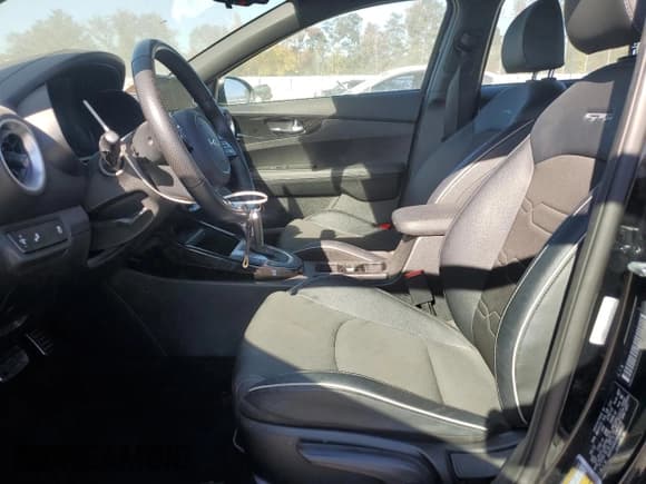 ✅ 2023 Kia Forte GT-Line • VIN: 3KPF54AD0PE532452 • Lot: 86885385. Wystawiony na Copart z przebiegiem 45 069 mil. Bezpłatny archiwum sprzedaży aukcyjnych z USA i szczegółowy raport historii pojazdu na DreamBid. Zdjęcie 7.