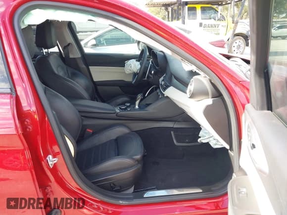 ✅ 2018 Alfa Romeo Giulia Ti Sport • VIN: ZARFAEEN6J7577932 • Лот: 43370364. Опубликован ранее на IAAI с пробегом 52 651 миль. Бесплатный доступ к архиву аукционных продаж из США и подробный отчёт об истории автомобиля на DreamBid. Изображение 5.