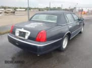 ✅ 2000 Lincoln Town Car Executive • VIN: 1LNHM81WXYY808762 • Lot: 43272527. Wystawiony na IAAI z przebiegiem 158 219 mil. Bezpłatny archiwum sprzedaży aukcyjnych z USA i szczegółowy raport historii pojazdu na DreamBid. Zdjęcie 4.