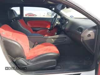 2015 Dodge Challenger R/T Scat Pack z VIN 2C3CDZFJ6FH757466, wystawiony jako IAAI lot #43039796 z przebiegiem 120 512 mil mil oraz . Historia ofert i sprzedaży dostępna na DreamBid. Obrazek 5.