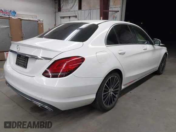 ✅ 2019 Mercedes-Benz C 300 • VIN: 55SWF8DB8KU296164 • Lot: 43369087. Wystawiony na IAAI z przebiegiem 110 611 mil. Bezpłatny archiwum sprzedaży aukcyjnych z USA i szczegółowy raport historii pojazdu na DreamBid. Zdjęcie 4.