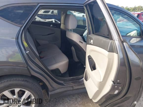 ✅ 2019 Hyundai Tucson SE • VIN: KM8J23A41KU896513 • Lot: 43270853. Wystawiony na IAAI z przebiegiem 86 170 mil mil. Skorzystaj z bezpłatnego archiwum sprzedaży aukcyjnych z USA i zobacz szczegółowy raport historii pojazdu na DreamBid. Zdjęcie 8.