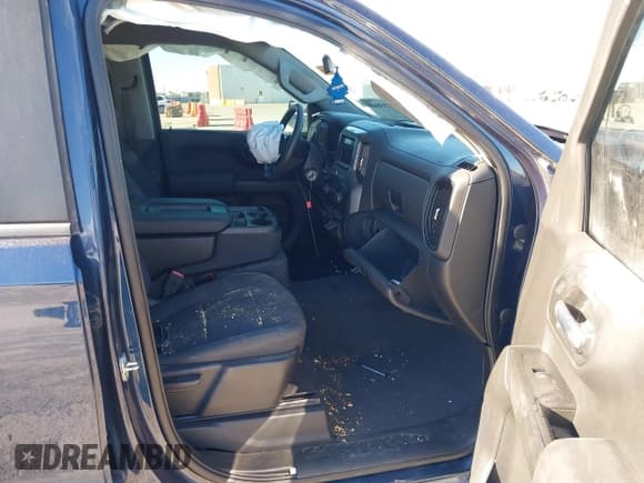 ✅ 2020 Chevrolet Silverado 1500 Custom • VIN: 3GCPWBEK4LG216761 • Lot: 41733863. Wystawiony na IAAI z przebiegiem Nie podano. Bezpłatny archiwum sprzedaży aukcyjnych z USA i szczegółowy raport historii pojazdu na DreamBid. Zdjęcie 5.