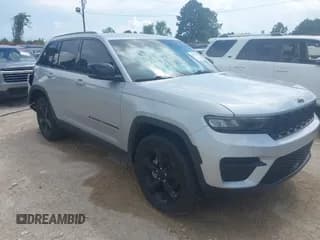 ✅ 2023 Jeep Grand Cherokee Altitude • VIN: 1C4RJGAG4P8909010 • Лот: 43277728. Опубликован ранее на IAAI с пробегом 24 293 миль. Бесплатный доступ к архиву аукционных продаж из США и подробный отчёт об истории автомобиля на DreamBid. Изображение 1.