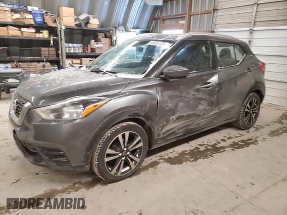 ✅ 2020 Nissan Kicks SV • VIN: 3N1CP5CV3LL497794 • Лот: 45809725. Опубликован ранее на Copart с пробегом 99 154 миль. Бесплатный доступ к архиву аукционных продаж из США и подробный отчёт об истории автомобиля на DreamBid. Изображение 1.