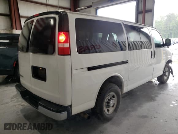 ✅ 2017 Chevrolet Express Passenger LT • VIN: 1GAZGMFG3H1267792 • Лот: 59131635. Опубликован ранее на Copart с пробегом 105 259 миль. Бесплатный доступ к архиву аукционных продаж из США и подробный отчёт об истории автомобиля на DreamBid. Изображение 3.