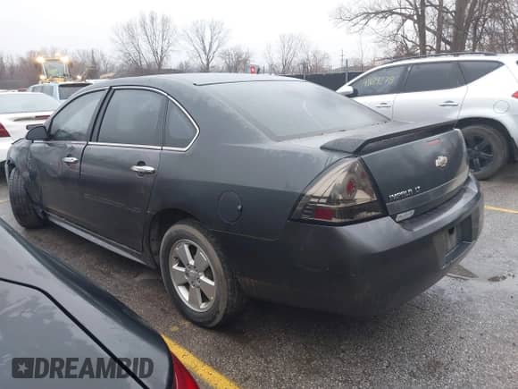 2010 Chevrolet Impala LT z VIN 2G1WB5EN9A1190157, wystawiony jako IAAI lot #41175522 z przebiegiem 237 224 mil mil oraz . Historia ofert i sprzedaży dostępna na DreamBid. Obrazek 3.