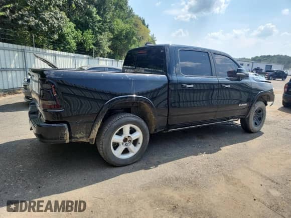 2021 Ram 1500 Laramie z VIN 1C6SRFJTXMN550090, wystawiony jako Copart lot #81010125 z przebiegiem 94 257 mil mil oraz Szkoda całkowita • Salvage title. Historia ofert i sprzedaży dostępna na DreamBid. Obrazek 3.