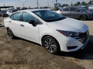 ✅ 2024 Nissan Versa S • VIN: 3N1CN8DVXRL899469 • Лот: 82628635. Опубликован ранее на Copart с пробегом 4 525 миль. Бесплатный доступ к архиву аукционных продаж из США и подробный отчёт об истории автомобиля на DreamBid. Изображение 4.