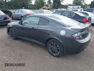 2008 Hyundai Tiburon GS с VIN KMHHM66D88U284532, выставлен на аукционе IAAI как лот 40490154 с пробегом 177 813 миль миль и . История ставок и продаж доступна на DreamBid. Изображение 3.