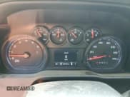 ✅ 2020 Chevrolet Silverado 1500 Custom • VIN: 1GCRYBEF1LZ263638 • Lot: 63218565. Wystawiony na Copart z przebiegiem 106 738 mil. Bezpłatny archiwum sprzedaży aukcyjnych z USA i szczegółowy raport historii pojazdu na DreamBid. Zdjęcie 9.