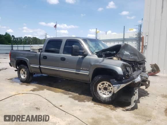 2002 Chevrolet Silverado 1500HD LT with VIN 1GCGC13U22F224865, listed as a Copart auction lot 55067025 with 377,747 mi miles and Salvage title. Bid and sale history available at DreamBid. Image 4.