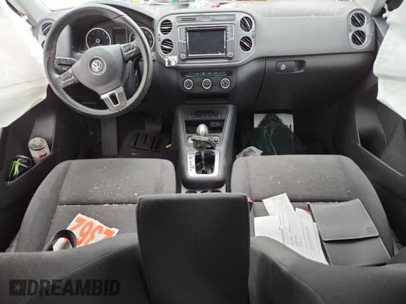 ✅ 2018 Volkswagen Tiguan • VIN: WVGBV7AX7JK002568 • Лот: 93482765. Опубликован ранее на Copart с пробегом 42 546 миль. Бесплатный доступ к архиву аукционных продаж из США и подробный отчёт об истории автомобиля на DreamBid. Изображение 8.