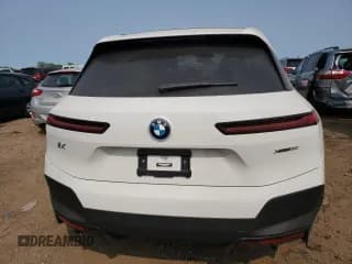 ✅ 2023 BMW iX xDrive50 • VIN: WB523CF03PCL70680 • Lot: 52704593. Wystawiony na Copart z przebiegiem 1 621 mil. Bezpłatny archiwum sprzedaży aukcyjnych z USA i szczegółowy raport historii pojazdu na DreamBid. Zdjęcie 6.