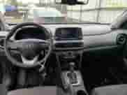 2020 Hyundai Kona SE z VIN KM8K12AA5LU467559, wystawiony jako Copart lot #38647103 z przebiegiem 63 430 mil mil oraz . Historia ofert i sprzedaży dostępna na DreamBid. Obrazek 8.