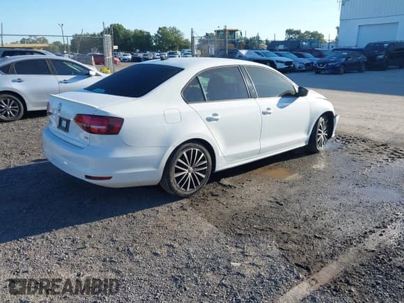 ✅ 2016 Volkswagen Jetta Sport • VIN: 3VWD17AJ3GM227458 • Lot: 43296020. Wystawiony na IAAI z przebiegiem 120 812 mil. Bezpłatny archiwum sprzedaży aukcyjnych z USA i szczegółowy raport historii pojazdu na DreamBid. Zdjęcie 4.
