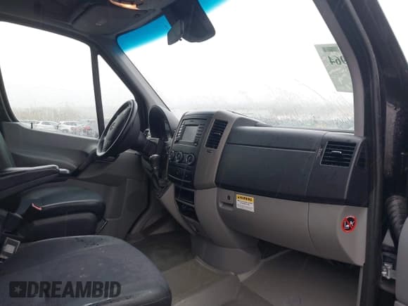 ✅ 2015 Mercedes-Benz Sprinter Passenger • VIN: WDZPE7DC7FP157196 • Lot: 43564964. Wystawiony na IAAI z przebiegiem 110 534 mil. Bezpłatny archiwum sprzedaży aukcyjnych z USA i szczegółowy raport historii pojazdu na DreamBid. Zdjęcie 5.