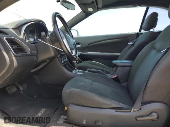 ✅ 2012 Chrysler 200 Touring • VIN: 1C3BCBEB3CN191611 • Lot: 54454525. Wystawiony na Copart z przebiegiem 199 276 mil. Bezpłatny archiwum sprzedaży aukcyjnych z USA i szczegółowy raport historii pojazdu na DreamBid. Zdjęcie 7.