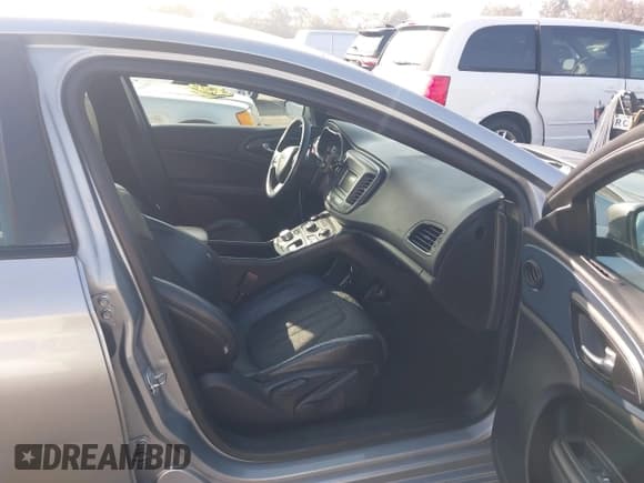 ✅ 2015 Chrysler 200 S • VIN: 1C3CCCBB2FN585491 • Лот: 43658030. Опубликован ранее на IAAI с пробегом 142 458 миль. Бесплатный доступ к архиву аукционных продаж из США и подробный отчёт об истории автомобиля на DreamBid. Изображение 5.