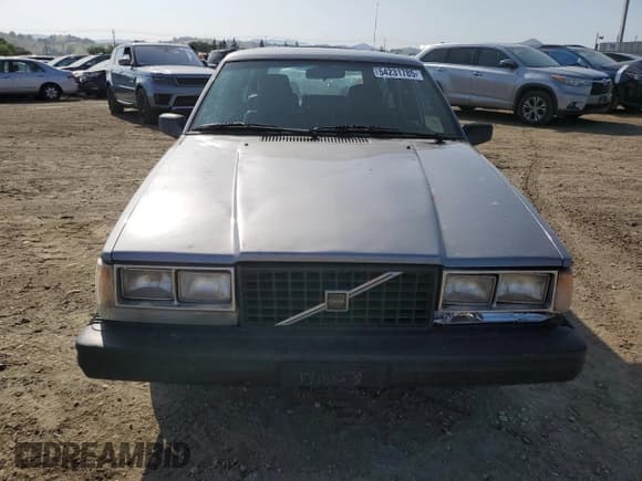 ✅ 1987 Volvo 740 • VIN: YV1FX8757H1113272 • Lot: 54231785. Wystawiony na Copart z przebiegiem 230 446 mil. Bezpłatny archiwum sprzedaży aukcyjnych z USA i szczegółowy raport historii pojazdu na DreamBid. Zdjęcie 5.