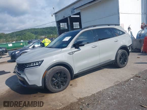 2022 Kia Sorento X-Line S z VIN 5XYRLDLC0NG097441, wystawiony jako IAAI lot #42556752 z przebiegiem 21 463 mil mil oraz . Historia ofert i sprzedaży dostępna na DreamBid. Obrazek 2.