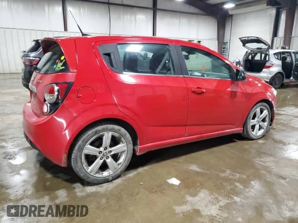 2013 Chevrolet Sonic RS z VIN 1G1JG6SB0D4222496, wystawiony jako Copart lot #51392355 z przebiegiem 160 398 mil mil oraz Szkoda całkowita • Salvage title. Historia ofert i sprzedaży dostępna na DreamBid. Obrazek 3.