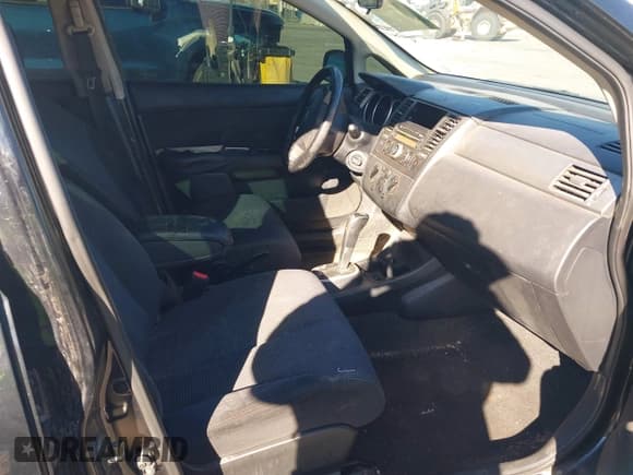 ✅ 2011 Nissan Versa S • VIN: 3N1BC1CP7BL393468 • Lot: 43861100. Wystawiony na IAAI z przebiegiem 171 793 mil. Bezpłatny archiwum sprzedaży aukcyjnych z USA i szczegółowy raport historii pojazdu na DreamBid. Zdjęcie 5.